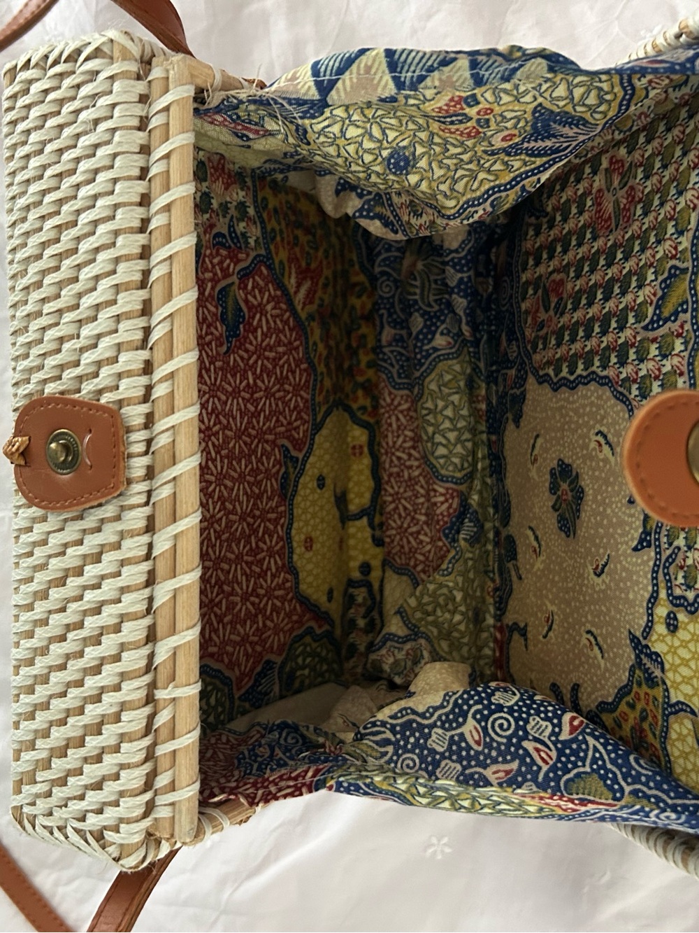 Square white Lilly rattan purse - Picture 5 of 5